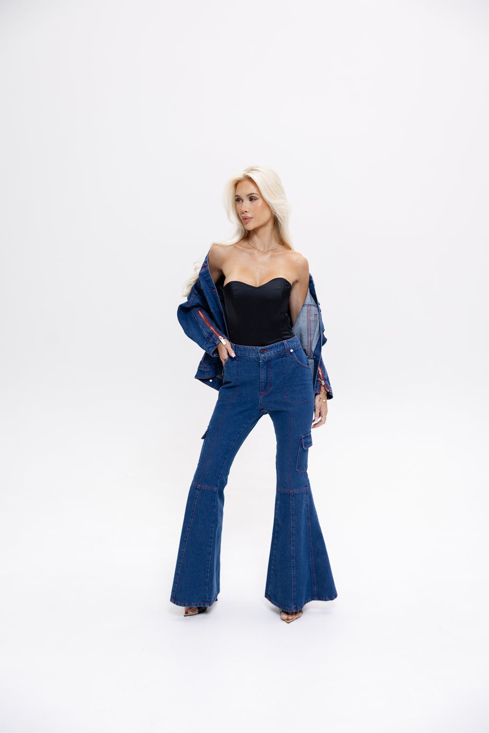 Jeansy flare ZEVA z ciemnoniebieskiego denimu, nogawki rozszerzane, kieszenie z patkami
