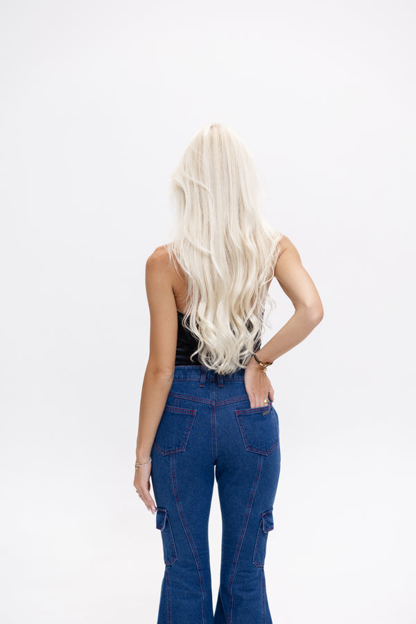 Jeansy flare ZEVA z tyłu: klasyczne zaszewki i kieszenie na udach, ciemny denim