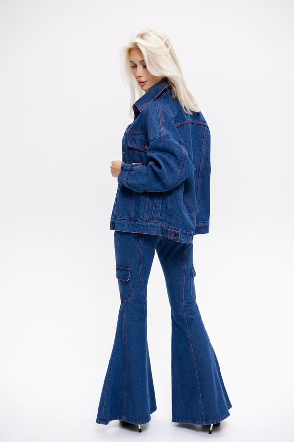 Jeansy flare ZEVA z denimu: kieszenie z patkami i szerokie dzwony, ciemnoniebieskie